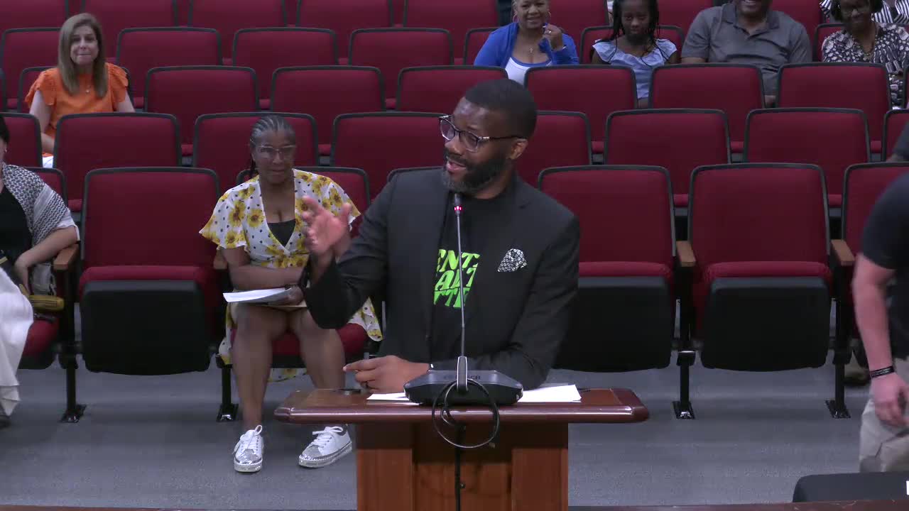 Mayor calls for federal ban on assault weapons to curb violence