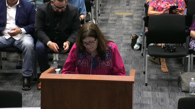 Advocate urges school board to protect students' right to read