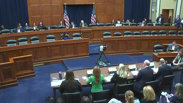 Former EPA Chief Backs Controversial Plan to Fire Thousands