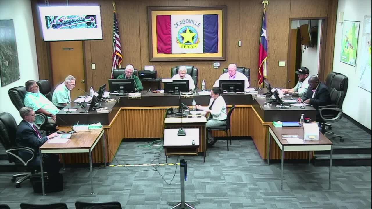 City considers stop signs to ease traffic chaos