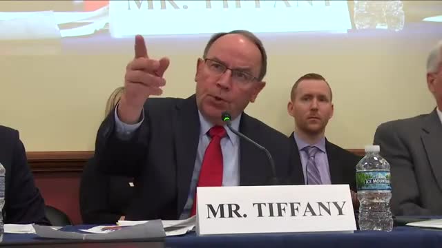 Senator warns of border crisis as thousands stage in Mexico
