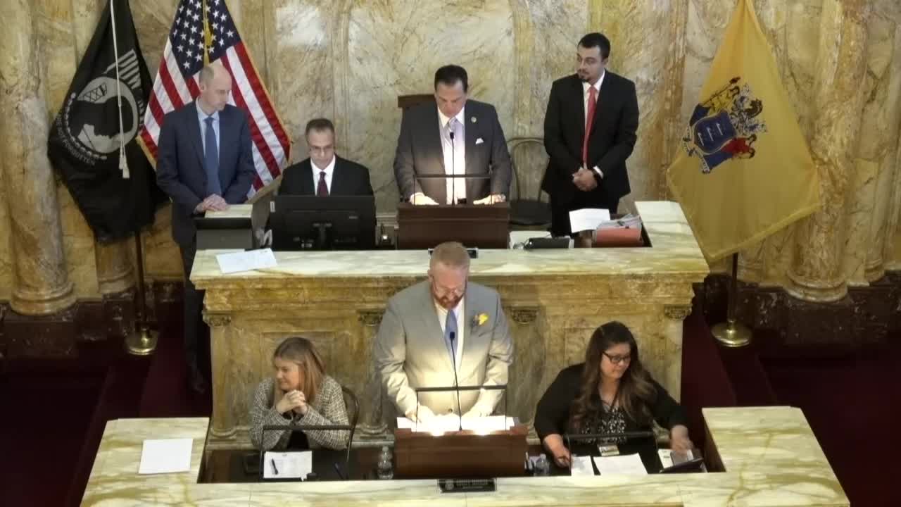 Senate swears in Addison Henricks as secretary; three longtime staffers honored in opening session