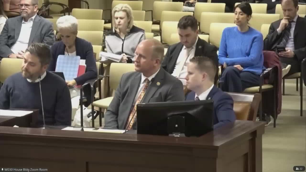 Committee advances bill letting parties access voter names while requiring single mail notice before privacy change