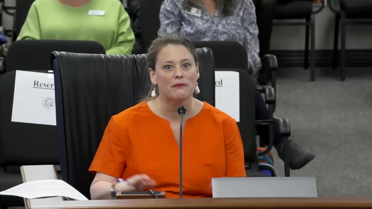 Senate committee advances bill to exempt tips from state income tax
