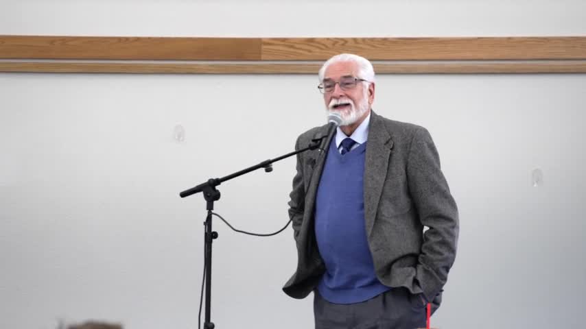 Dr. Christopher discusses herbal remedies and addresses comfrey bans at healing seminar