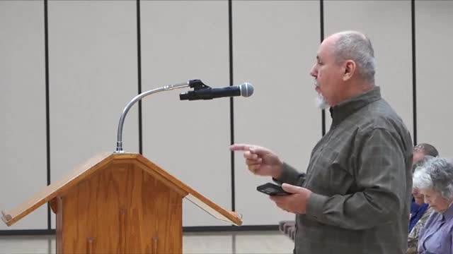 Resident voices concerns over rising golf fees and noise at Lakes East