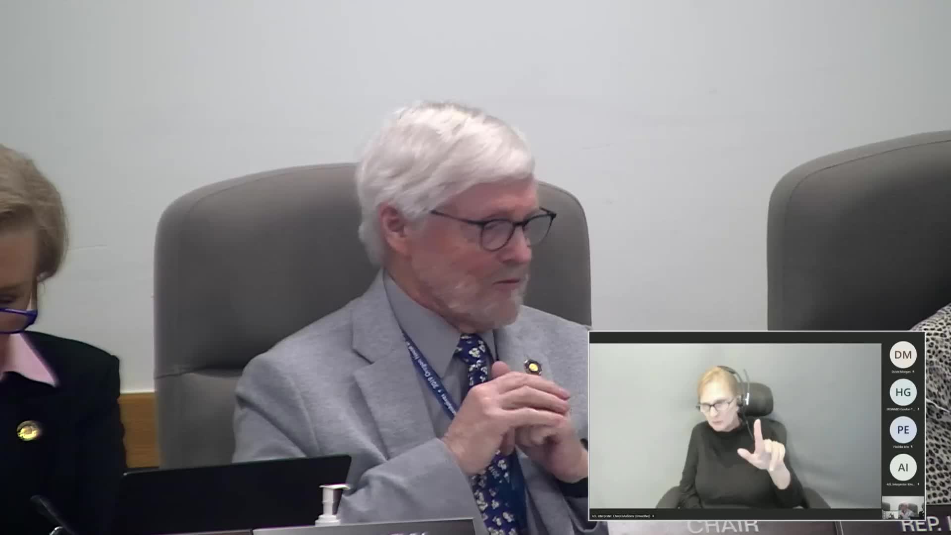 Landscape contractors back rebate for battery leaf blowers, cite high upfront costs and charging challenges