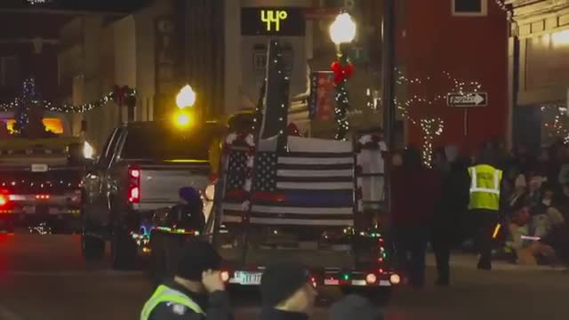 Santa and Mrs. Claus highlight Ashland's Christmas parade festivities