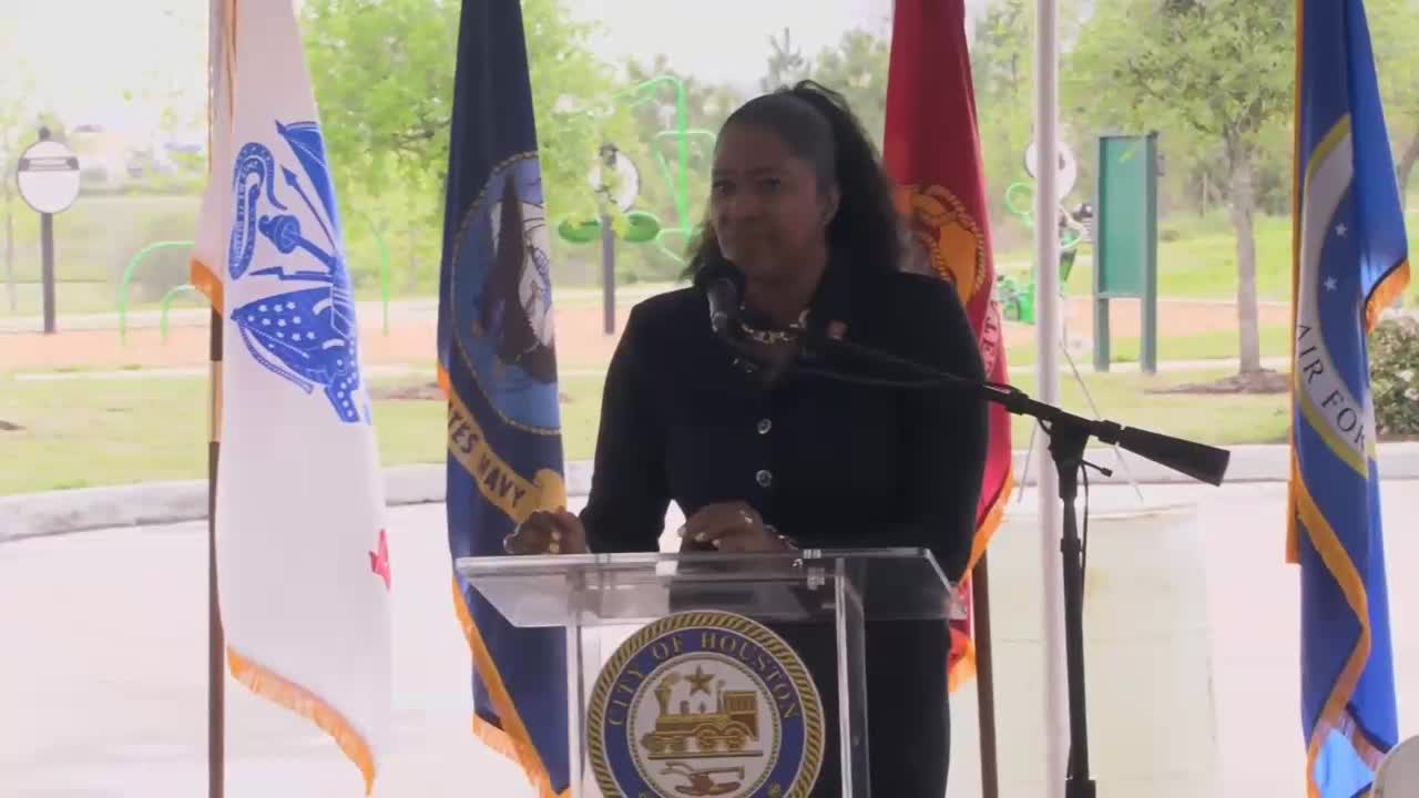 Lashonda Jones honors Vietnam Veterans and their families during recognition ceremony