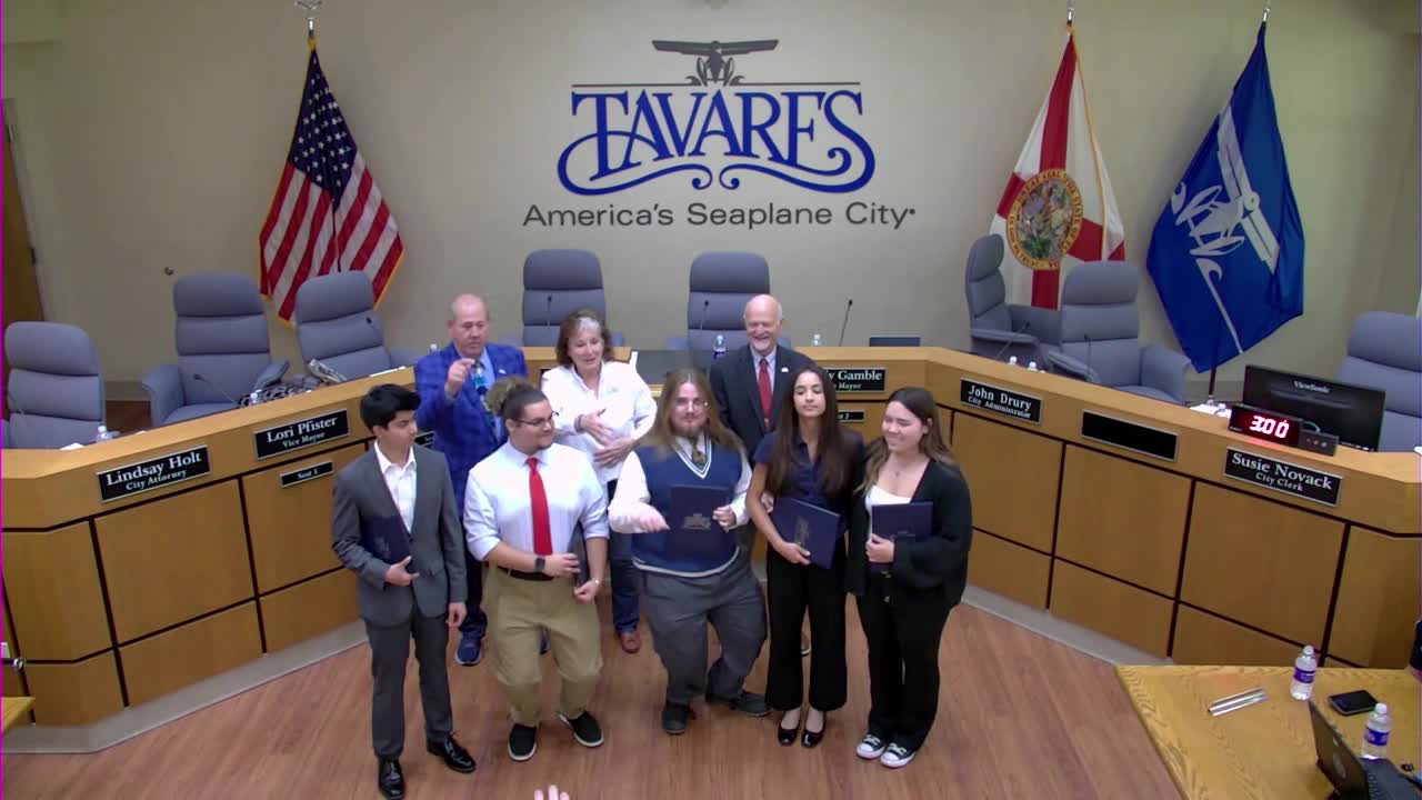 Mayor announces $1,000 scholarships for students at community event