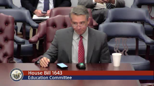 Arkansas committee advances legislation for defibrillators at school sporting events