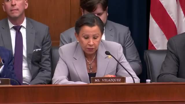 Congress examines regulatory burdens on community banks amid transparency concerns