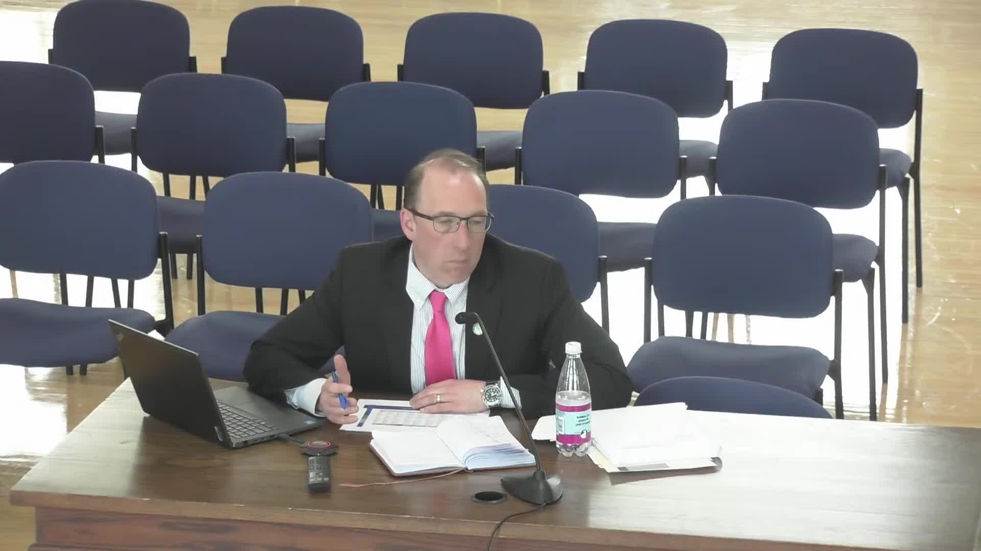 Town Financial Advisor Discusses Investment Strategies Amid Federal Interest Rate Cautions