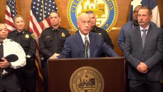 Mayor announces retirement plan saving millions and focuses on public safety