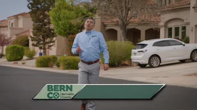 Damián Lara advises clients on value notifications and savings eligibility