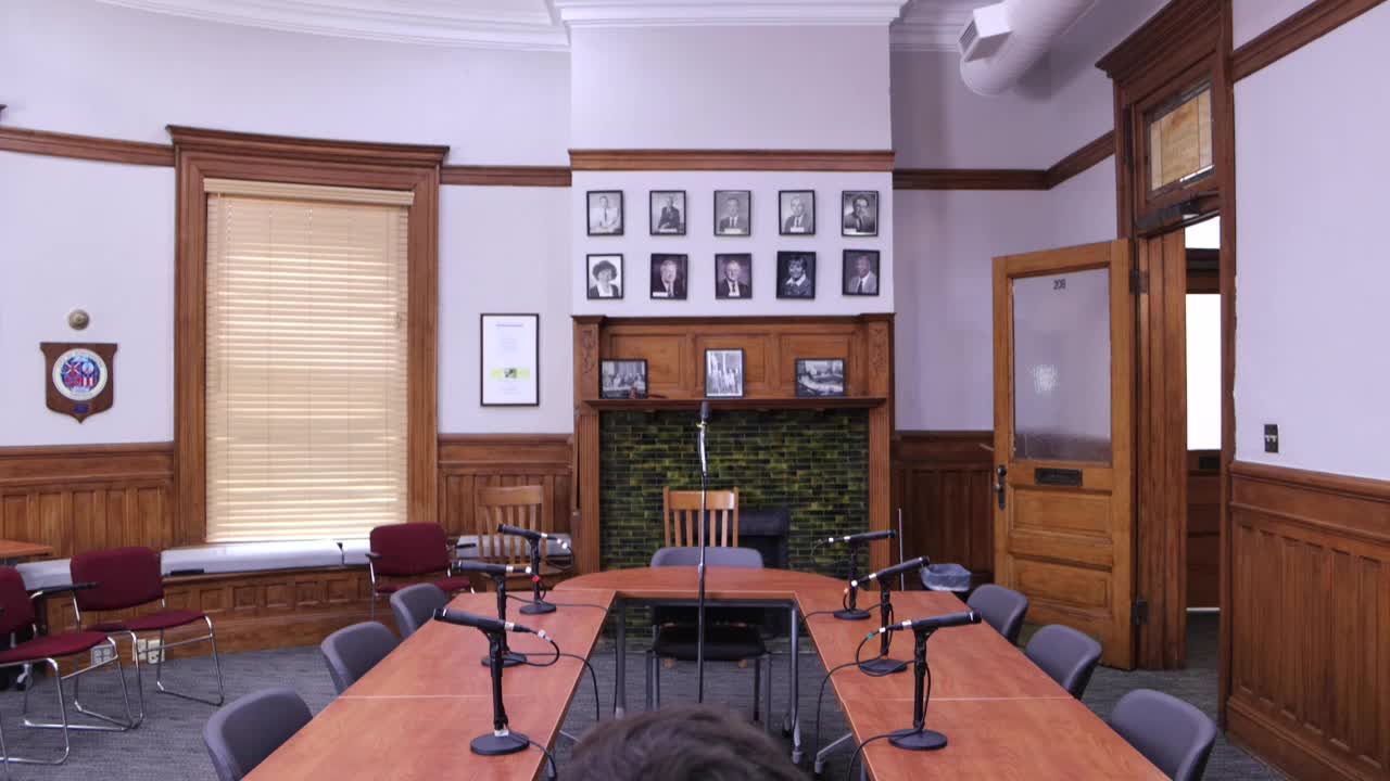 Team struggles with broadcasting settings during city meeting