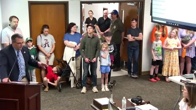 Board keeps membership in Virginia School Boards Association; individual trustees may join new group