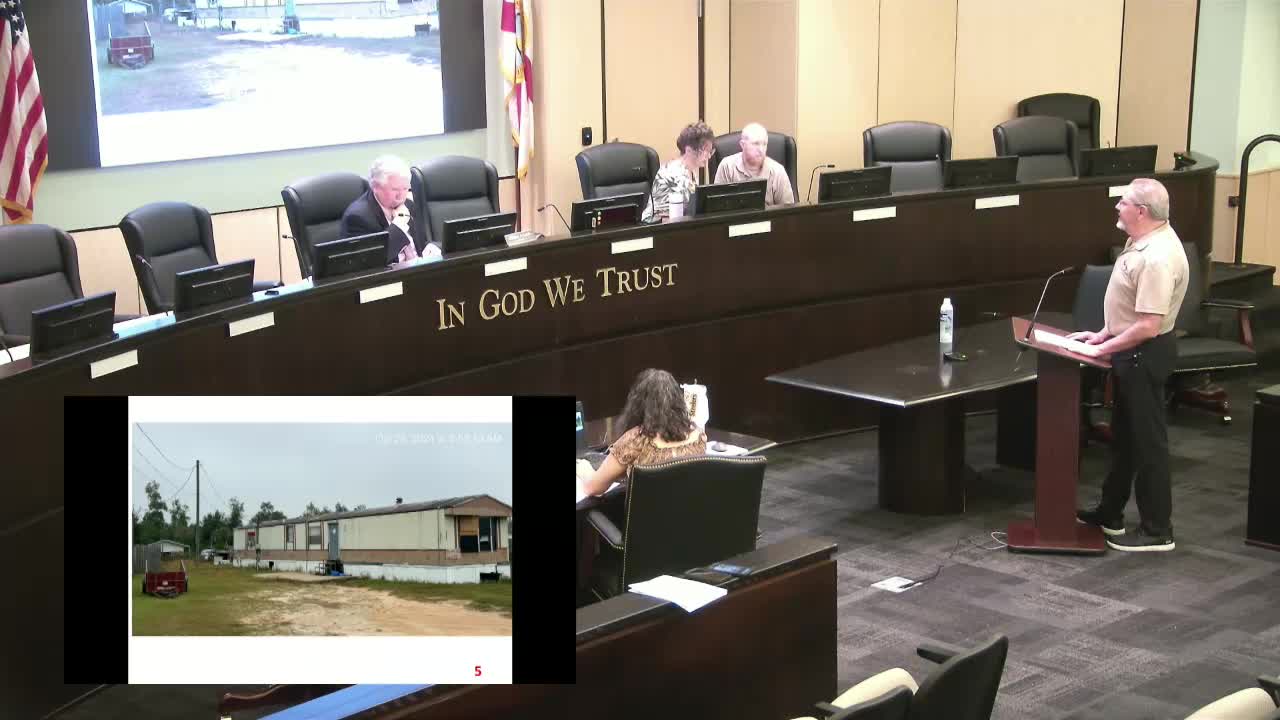 City inspector issues violation notice for dangerous mobile home on Eastern Orlando