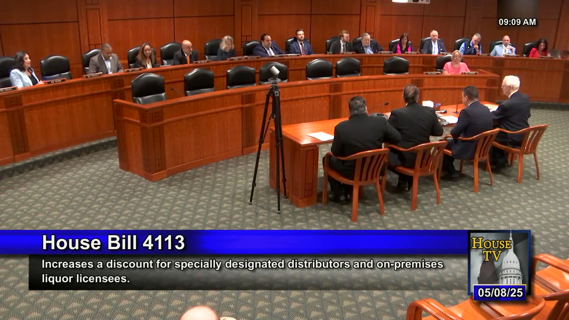 Committee advances bills to limit liquor-license lookback period, adopts substitute for retailer discount bill