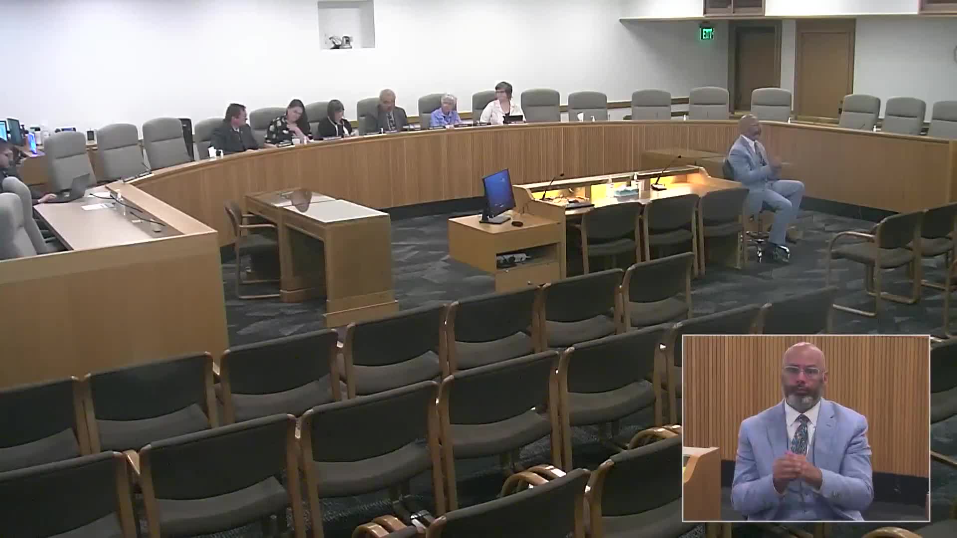 Special education teacher warns Oregon committee about public school system collapse