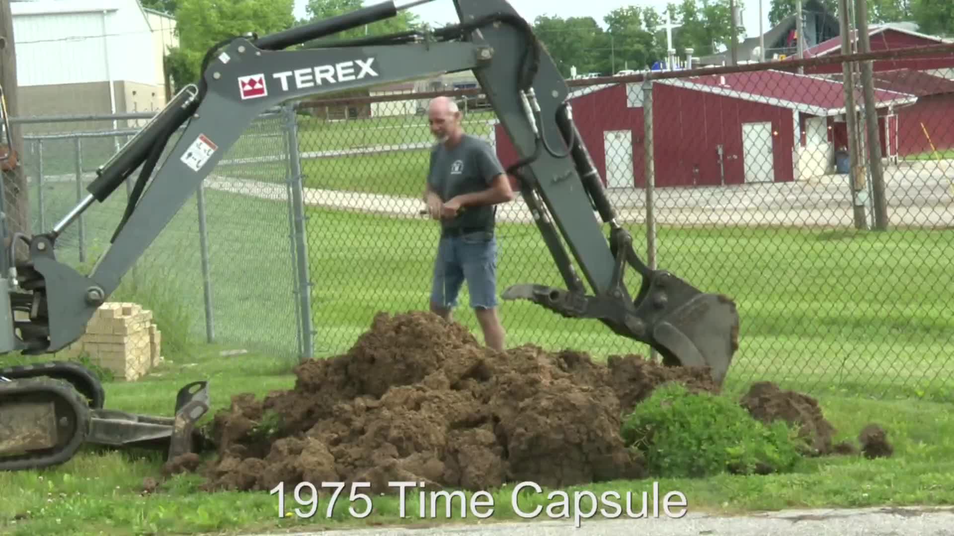 Warrenton students dig for time capsule at Blackhawk Middle School site