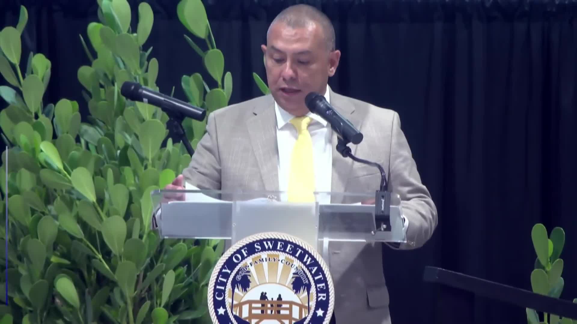 Sweetwater welcomes new officials with prayer and community celebration