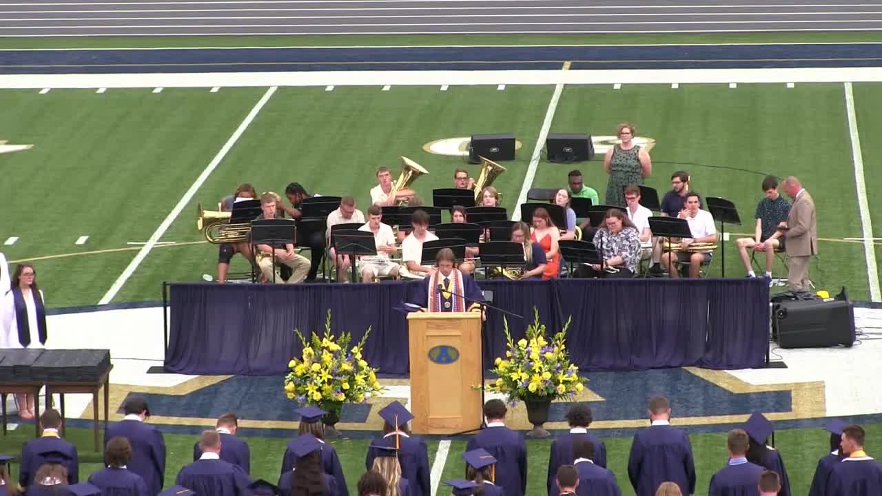Graduating seniors celebrate friendships and memories during farewell prayer ceremony