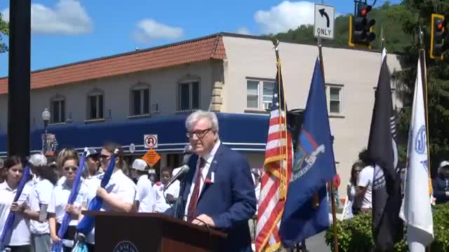 Community honors fallen heroes at local ceremony with scouts leading pledge