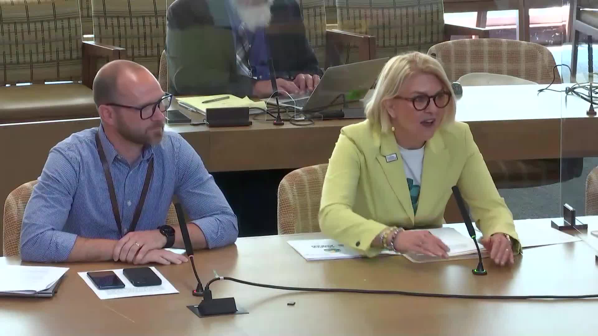 Subcommittee advances ordinance to set prices, enforcement for city-run EV chargers; officials outline rollout