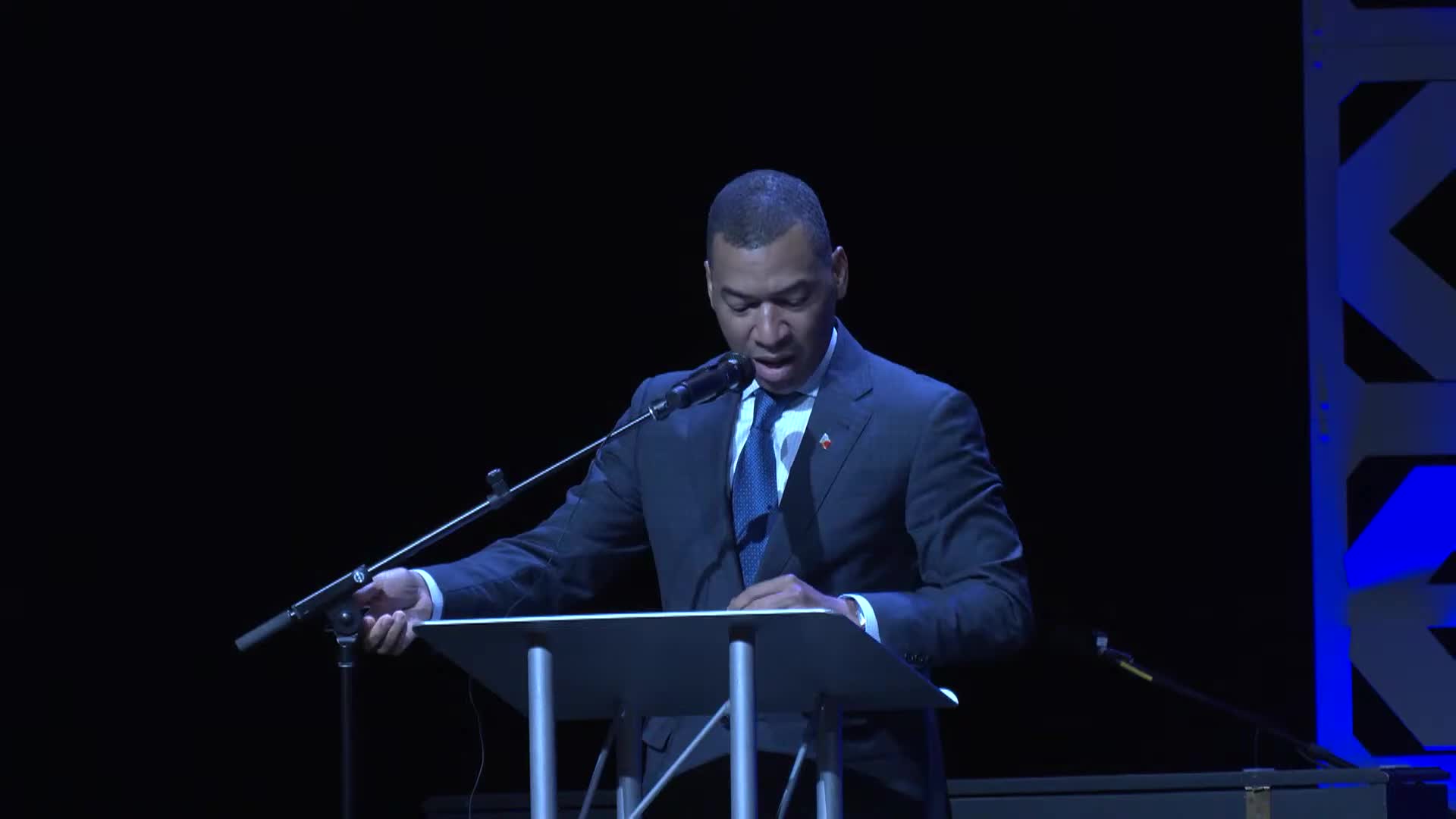 Mayor Reed congratulates Montgomery Police graduates on commitment to community service