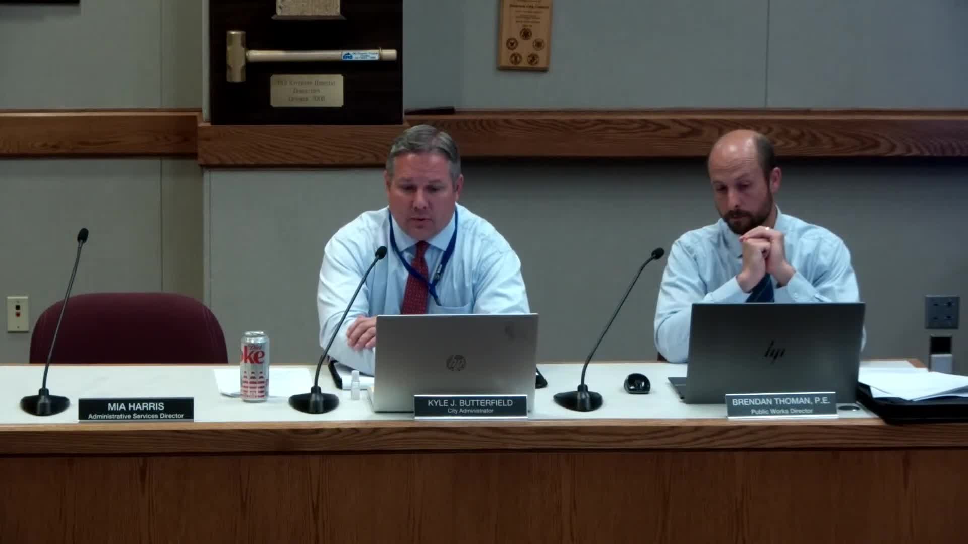Riverton City Council approves airport service amendment amid budget concerns
