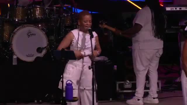 Arlene Coutee energizes Doral crowd with lively performance and audience participation