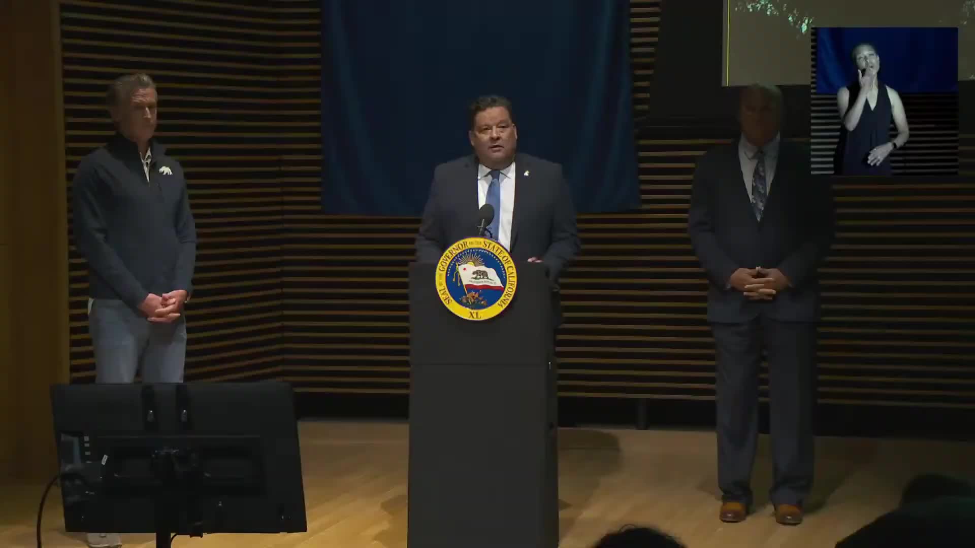 Mayor Gordlow welcomes Governor Newsom to Pasadena City College event