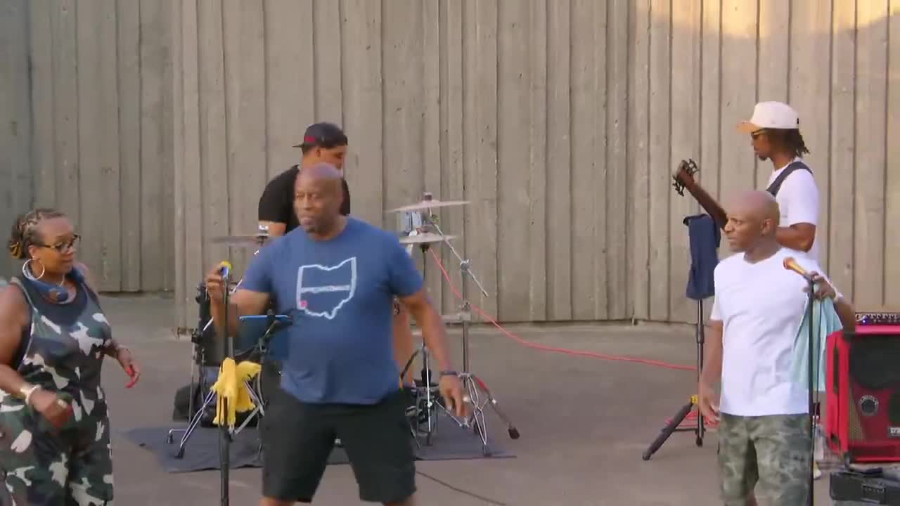 Emcee announces brief intermission and upcoming Pretzel Fest information