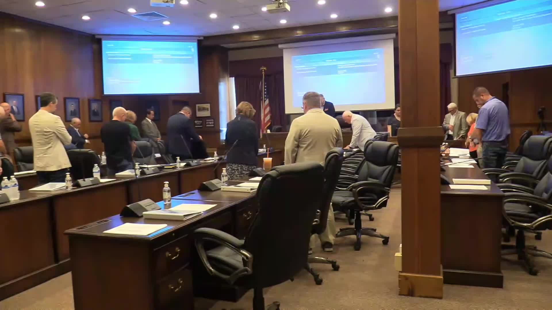 Sullivan County Commissioner Benover leads prayer at county meeting