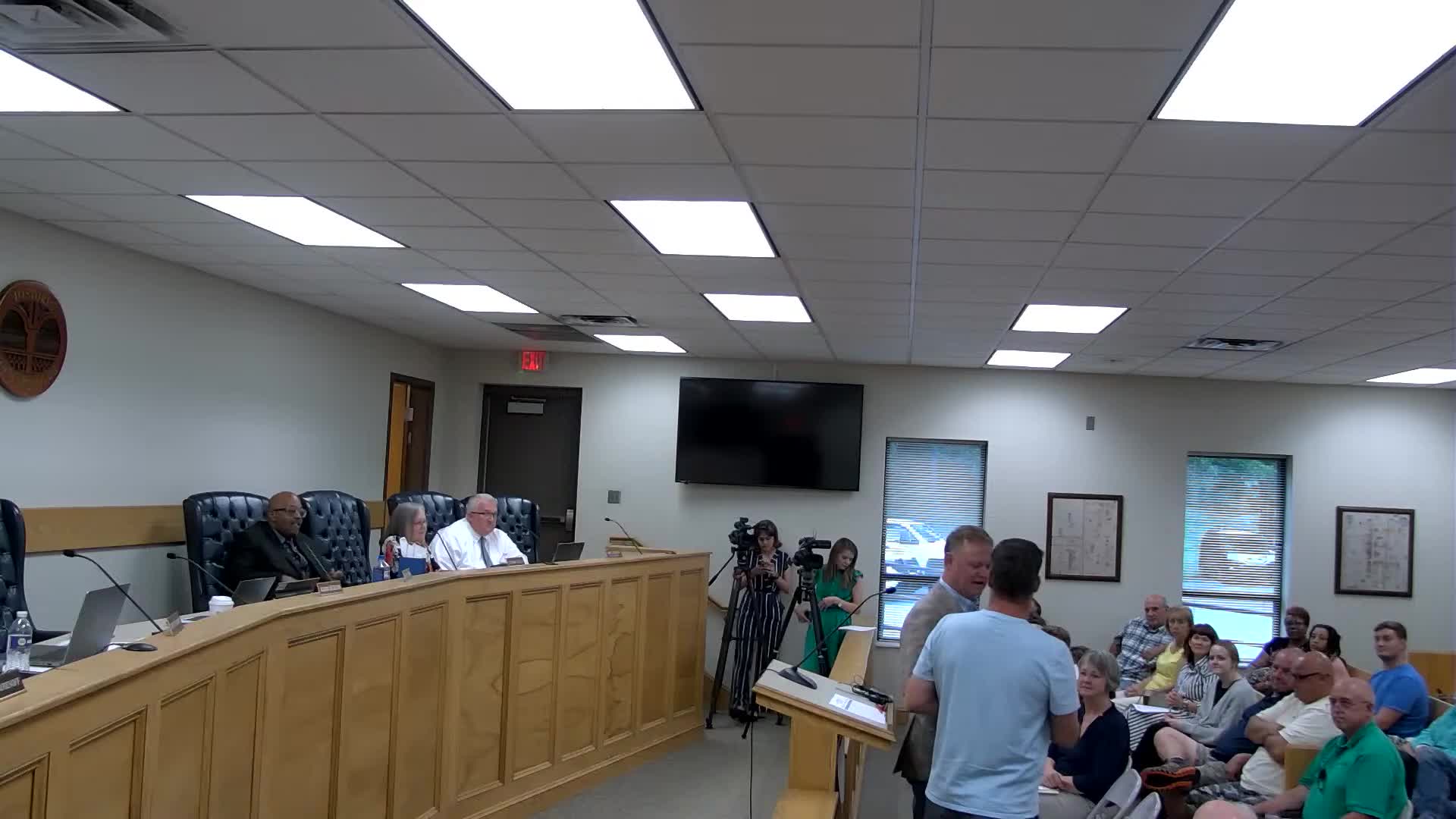 Jonesboro Council addresses tree trimming and employee evaluations amid budget concerns