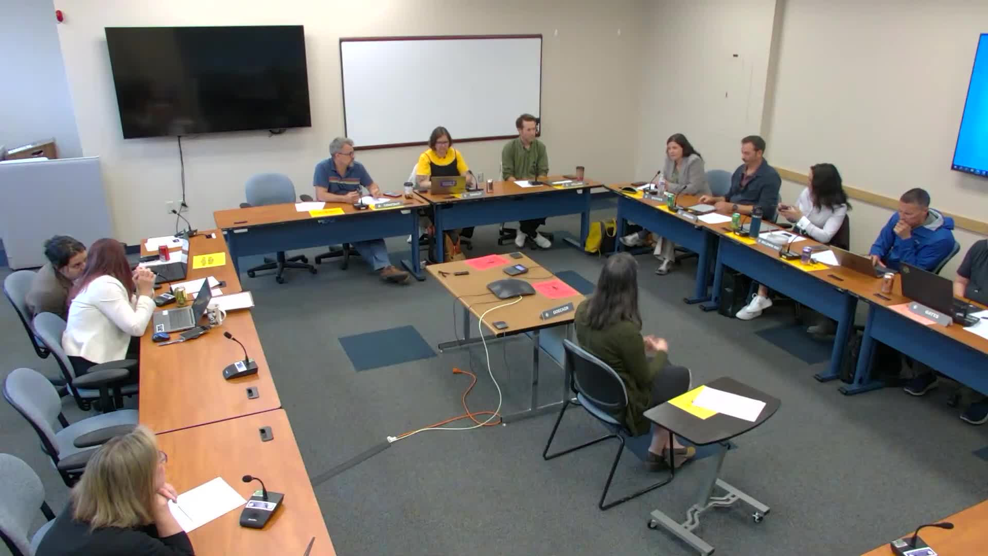 Members raise concerns about families in camps; explore shelter access and rehousing priorities