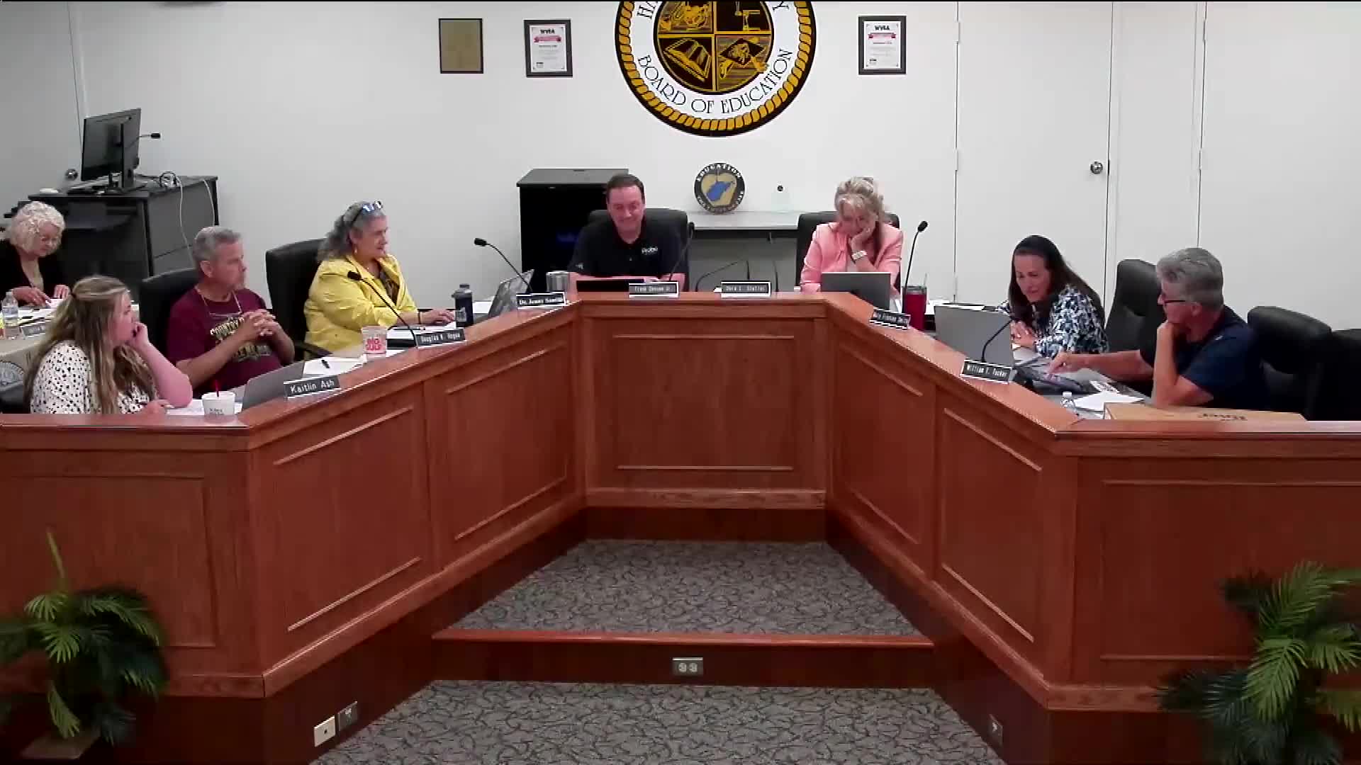 School Board Discusses Classroom Size Limits for Quality Education in Chemistry and Languages