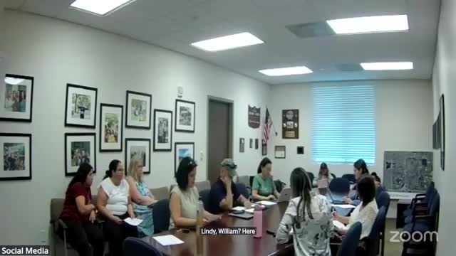 Dania Leng discusses wellness coaching opportunities at community meeting