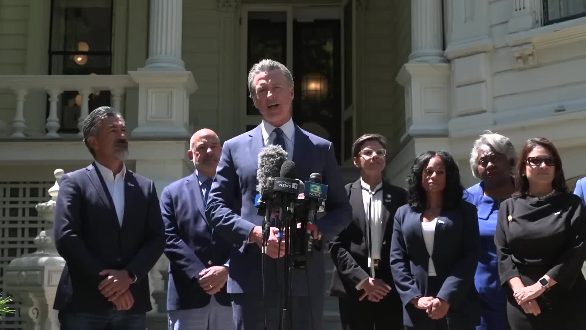 Texas lawmakers meet with Gov. Gavin Newsom to discuss contested redistricting and federal court fights