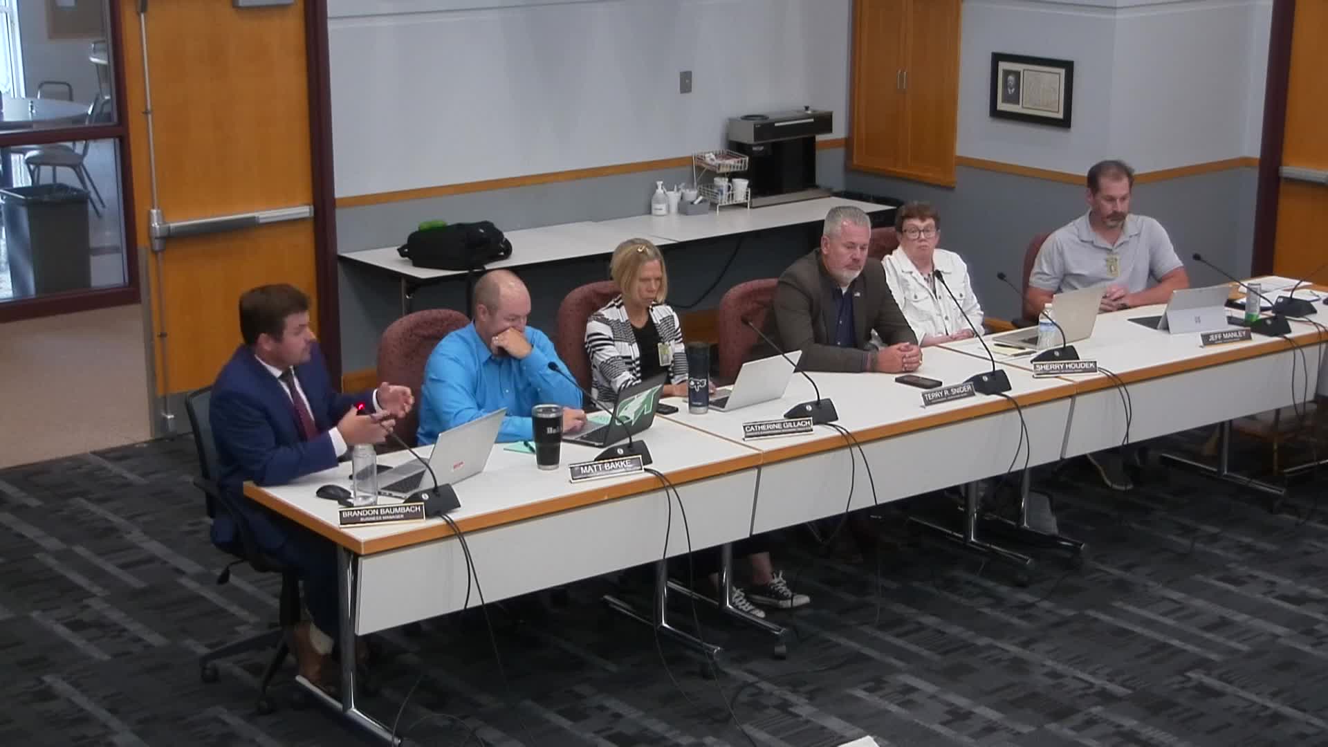 Grand Forest Public Schools Approves Bus Lease Agreement with Horizon Bank for New Route