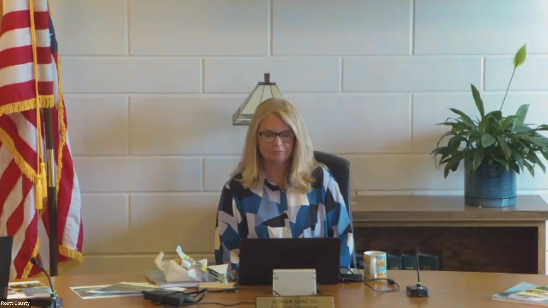 County signs airport contracts: owner’s rep, utility relocations and on‑airport shuttle license approved