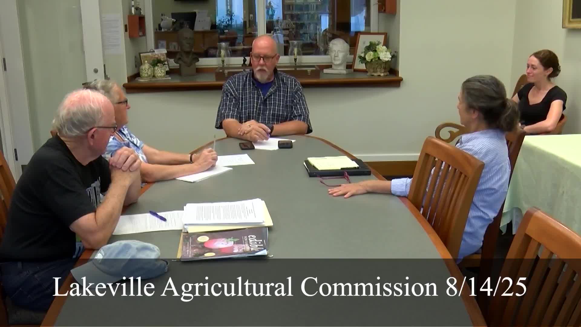 Lakeville AgCom presses select board, highway staff on right-to-farm and Purple Heart signage; state restricts highway placements
