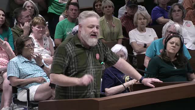 Engineer Spencer Sundstrom challenges floodplain studies at Benbrook city council meeting