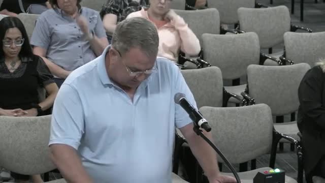 Resident announces recall campaign against mayor; critics and supporters speak at council