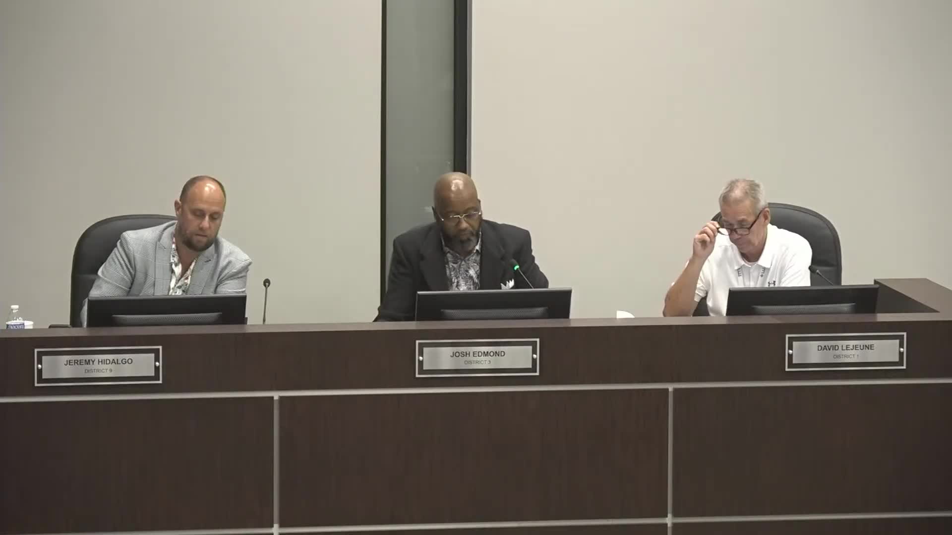 Board approves staff-schedule change requiring teachers to be signed in before student arrival; union raises concerns