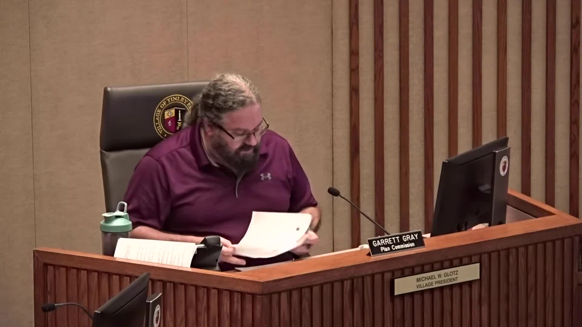 Planning commissioners approve Gas & Wash retaining-wall finish and landscaping plan