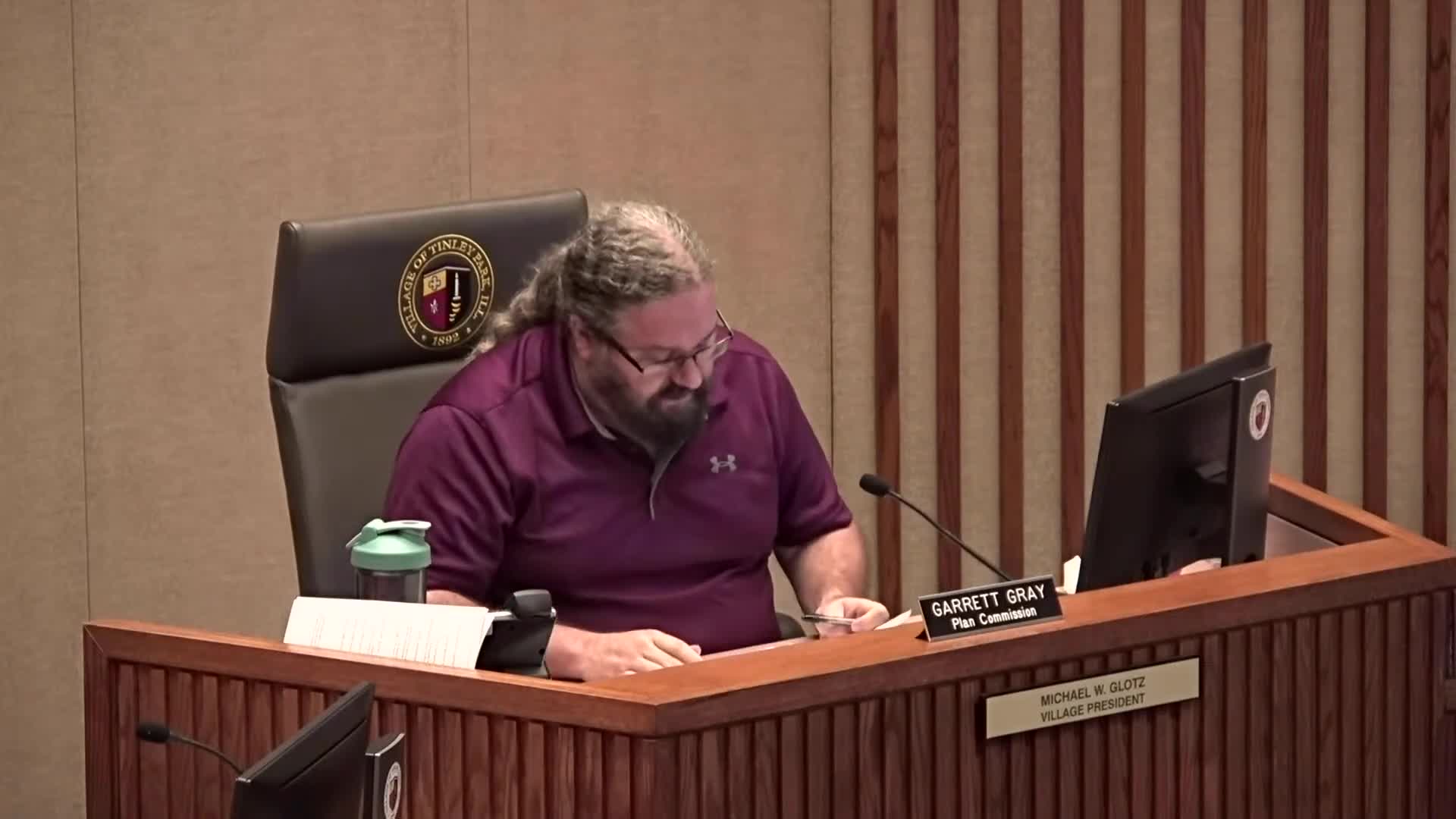 Commission recommends special use and site-plan approval for one-bedroom dwelling at Amazing Smiles, 16532 Oak Park Ave