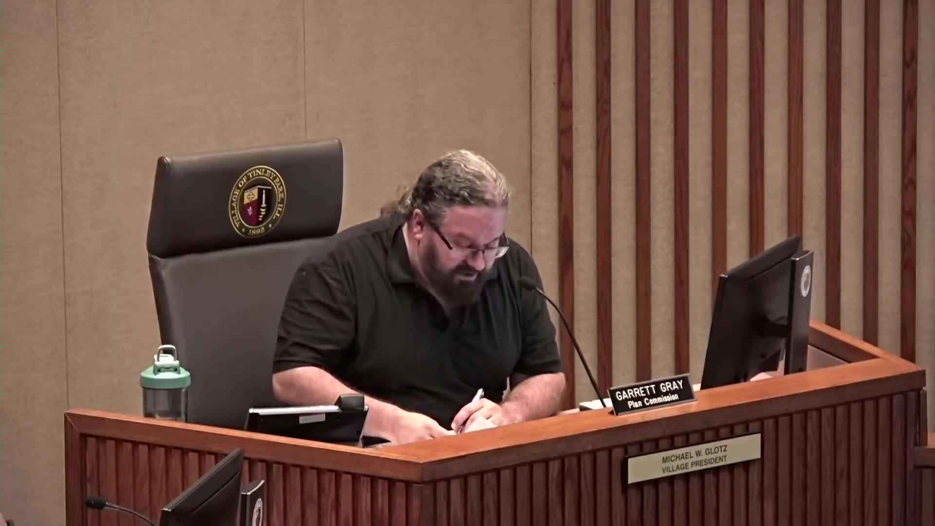 Tinley Park Plan Commission continues Gas & Wash site-plan review after dispute over 502-foot retaining wall finish