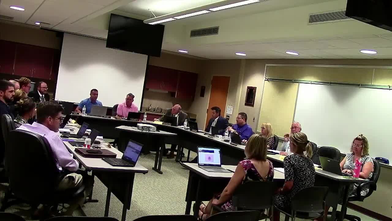 School Board Discusses Efficiency and Contracting for External Student Support